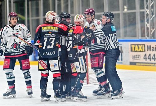 Die Starbulls wehrten sich zwar beim Gastspiel in Memmingen, aber trotzdem setzte es am Freitagabend eine 3:5-Niederlage beim Tabellenführer. Foto  Zwibel