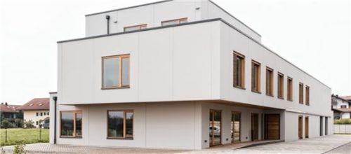 Die über 30 Graber-Mitarbeiter haben an der Nordstraße in Rimsting neue Arbeitsplätze bekommen.Fotos re