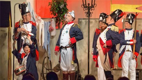 Die Wachen sollen München vor den Raubrittern beschützen. In den Hauptrollen: Andreas Wörndl als Wachtposten Bene, Gertraud Hauer als Trommlerbua und Wolfgang Schlemer als Hauptmann (von links). Foto Berger