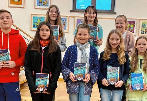 Diese acht Sechstklässler haben beim Stadtentscheid des Vorlesewettbewerbs in der Stadtbibliothek aus ihren Lieblingsbüchern vorgelesen: Kristina Hörnig, Elisabeth Zagler und Siegerin Hannah Ripka (hinten, von links), Jonas Jdzikowski, Eileen Weisenseel, Emma Socher, Lena Schönfeld und Joy Foltyn (vorne, von links).Foto Andrich