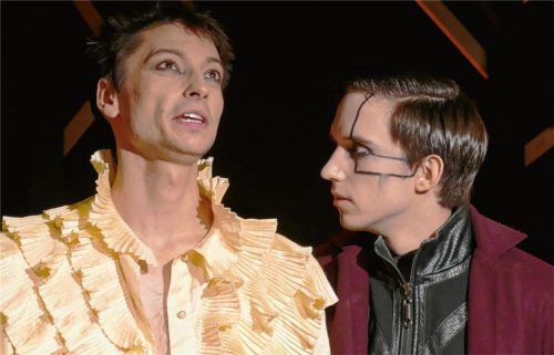 Dionysos (links, Fabian Behr) und Pentheus (Luca Kronast-Reichert) diskutieren über Rausch und Vernunft. Fotos Janka