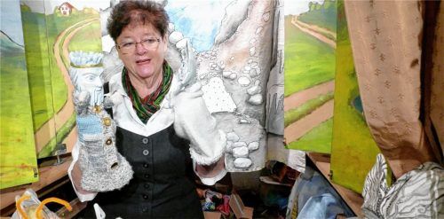 Dorle Dengg mit einigen Hauptdarstellern des Stücks „Glück tief“. Der Bund Deutscher Amateurtheater hat das „MiniDrama“ jetzt ausgezeichnet.Foto Hoffmann