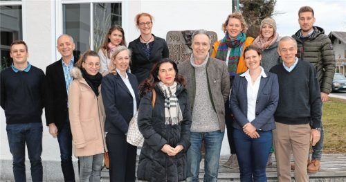 Dr. Birgit Böhm (erste Reihe, Zweite von links) mit den Teilnehmern der Einführungsveranstaltung „Connect2Move“ am Aschauer RathausFoto Rehberg