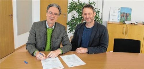 Drei Projekte in der Pipeline: Bürgermeister Peter Solnar (links) und der LAG-Geschäftsführer EU-Förderung, Kolja Zimmermann, bei der Unterzeichnung der Verträge. Foto LAG Chiemgauer Alpen