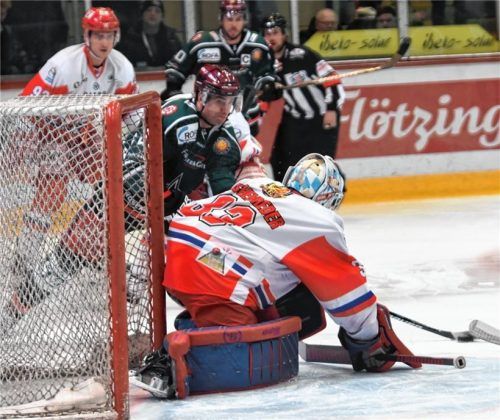 Drei Tore am Peiting-Wochenende: Alex Höller, der hier an Keeper Hechenrieder scheiterte. Foto Ziegler