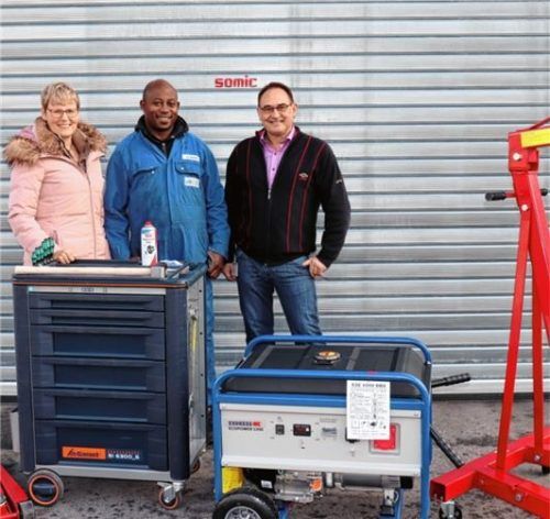 Efe Osas kann sein Glück kaum fassen: Mit einer Werkstattausrüstung kann er zurück nach Nigeria reisen. Die Unterstützung verdankt der 40-Jährige dem Helferkreis Babensham, vertreten von der Ehrenamtlichen Christiane Bonetsmüller und der Ameranger Firma Somic, vertreten durch Geschäftsführer Patrick Bonetsmüller. Fotos Auer/re