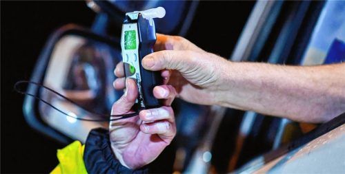 Ein Autofahrer macht einen Alkoholtest. In Rosenheim hat die Polizei binnen einer Stunde damit drei Promillesünder überführt. Foto dpa