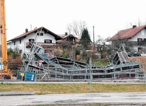 Ein Baugerüst in Rohrdorf hat die volle Wucht von Bianca abbekommen.Foto  Reisner
