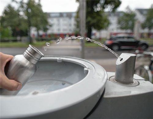 Ein Beispiel eines Trinkbrunnens ist dies. Alle Brunnen können mit Fußventil beziehungsweise Bodenpedal oder Griff am Wasserhahn bedient werden.Foto dpa