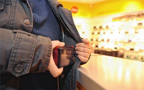 Ein Dieb lässt auf diesem Symbolfoto eine Digitalkamera in einem Einzelhandelsgeschäft mitgehen. Für derartige Delikte musste sich jetzt ein 20-Jähriger in Rosenheim vor Gericht verantworten. Foto Jan-Philipp Strobel/dpa