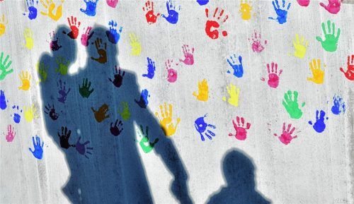 „Ein-Eltern-Familien“, gleich ob alleinerziehende Mutter oder – viel seltener – alleinerziehender Vater, sind auch in Stephanskirchen auf dem Vormarsch. 324 Stephanskirchner Kinder und Jugendliche wachsen mit nur einem Elternteil auf. Foto  DPA