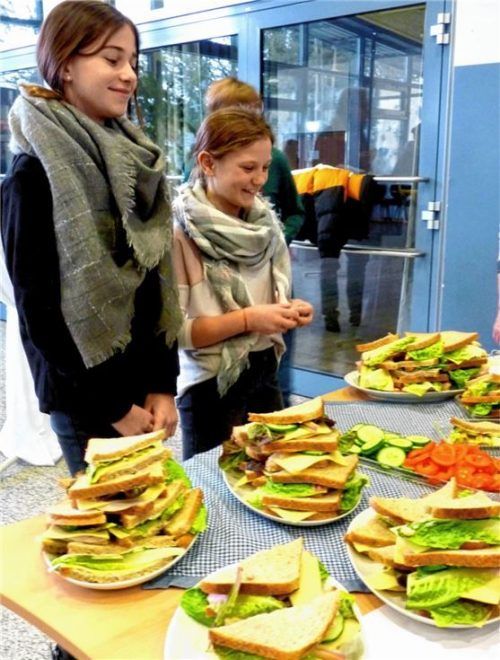 Ein ganzer Tisch voll mit gesundem Essen für die Pausen an der Mittelschule an der Dieselstraße. Foto RE