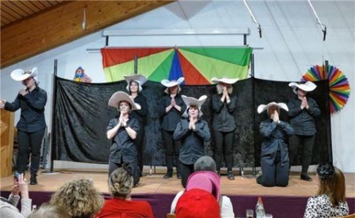 „Ein Hut für alle Fälle“ – diesen setzten die Frauenbund-Mitglieder aus Pürten/St. Erasmus in ihrem bunten Melodienreigen gekonnt ein.