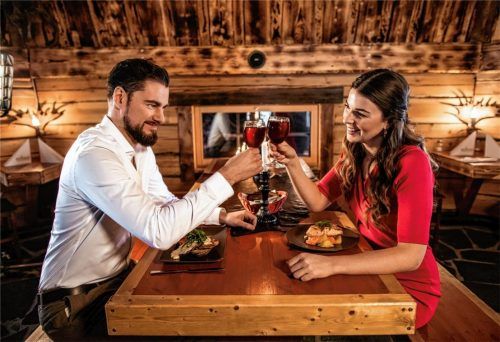 Ein romantisches Abendessen ist eine schöne Möglichkeit, den Valentinstag in entspannter Zweisamkeit zu feiern. Foto djd/mydays.de