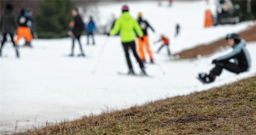 Eine Folge des Klimawandels? Der schneearme Winter zwingt Skifahrer, auf Kunstschneepisten auszuweichen. Foto dpa