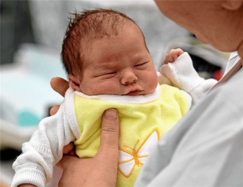 Eine glückliche Mutter mit ihrem Baby: Ein Bild, das bald wieder im Krankenhaus Bad Aibling entstehen kann? Der öffentliche Druck, die Geburtenstation wiederzueröffnen, wird jedenfalls immer größer.Foto dpa