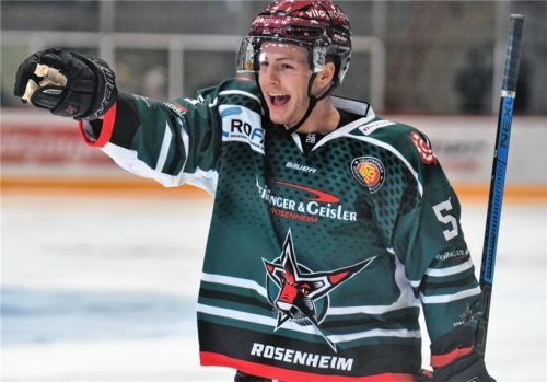 Einen Einstand nach Maß feierte Neuzugang Jake Smith: Er leistete die Vorarbeit zur Rosenheimer 1:0-Führung durch Dominik Daxlberger und durfte sich am Ende über einen 7:1-Sieg der Starbulls gegen Peiting freuen. Foto  Ziegler
