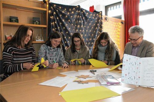 Eines der ersten Projekte, an denen Sozialpädagogin Annette Neumann (Zweite von links) mit Lehrerin Heike Plaßneck (links) involviert war, ist die „Stille Pause“, bei der Schüler die Ruhe genießen können. Die Idee dazu hatten die Schülerinnen Luciana Diaconesco und Lucie Biebl (ab Dritte von links). Auch Schulleiter Helmut Wittmann verschafft sich einen Eindruck. Foto  Lohmann