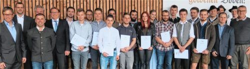 Eingerahmt von Vertretern der Schule, der Innungen sowie der Politik präsentierten sich die 18 Staatspreisträger der Kamera.Foto Baumann