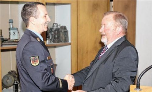 Erster Gratulant: Der stellvertretende Landrat Josef Huber (rechts) beglückwünscht Kreisbrandrat Richard Schrank unmittelbar nach seiner Wiederwahl.Foto re