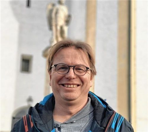 Erzengel Michael (die Statue im Hintergrund) trifft auf Erzbengel Michael. Albachings Gemeindereferent Michael Kafka bastelt an seiner Faschingspredigt. Süffisant, schelmisch und sehr katholisch wird es am 22. und 23. Februar.Foto klemm