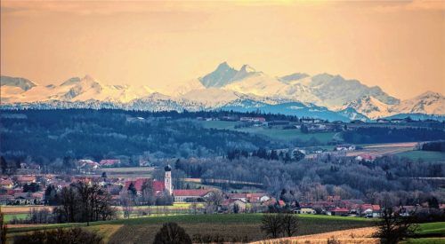 Es gibt Farben, die nur ein Sonnenaufgang zaubern kann, so wie vor Oberneukirchen. Im Hintergrund thront der Dachstein.Foto Rudolf Mayer