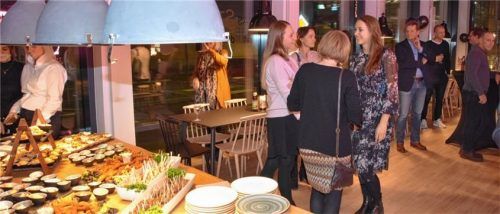 Essen und netzwerken: Die Neugier auf die neue Gastronomie war bei der Eröffnung groß. Foto Schlecker