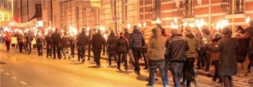 Fackelprotest gegen Werksschließung: Danone-Mitarbeiter bei ihrem Marsch. Foto  reisner