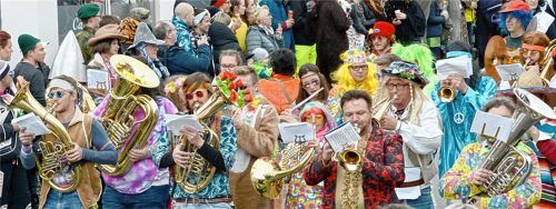 Farbenfroh wie in der Hippie-Zeit: die Mitglieder der Endorfer Musikkapelle.Fotos Ammelburger