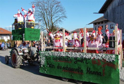 Faschingswagen, Fußgruppen und Musiker unterhalten die Zuschauer beim „Donhauser Gaudiwurm“. Auf dem Dorfplatz sorgen DJ Florian Rieder und die Dreder Musi für fetzige Stimmung.