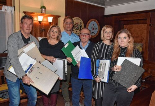 Fassungslos über den Bescheid des Finanzamts: der Vorstand der Theatergruppe, bestehend aus (von links) Rudi Durst, Magdalena Sandbichler, Josef Katzer, Gerhard Scheuerer, Sophia Weber und Anna Weber. Foto Schlecker