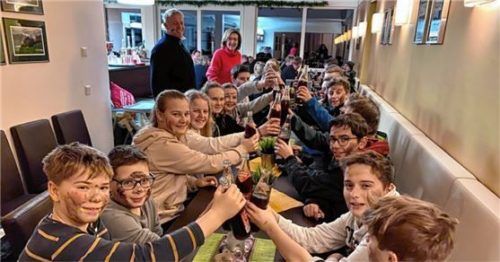 Feierte beim Richtfest im Golfclub mit: Die Jugend der Freiwilligen Feuerwehr Guttenburg, die den Firstbaum gestohlen hatte.Foto  Re