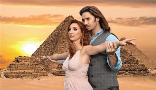 Flitterwochen in Ägypten: Linnet Ridgeway und ihr frischgebackener Ehemann Simon Doyle (gespielt von Gil Ofarim). Foto Carpe Artem