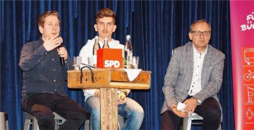 Fordert, das Themen wie bezahlbares Wohnen nicht den Prinzipien der Marktwirtschaft unterliegen: der stellvertretende SPD-Bundesvorsitzende Kevin Kühnert (links) mit Robert Metzger (rechts) und Jonah Werner. Foto Sönmez