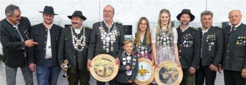Franz Riedl (Jungschützenmeister), Bernhard Lex (Schützenmeister der Moosschützen), Michael Schweiger, Donat Fischer, Zeno Aumüller, Rebekka Blank, Simone Langl, Michael Lex, Stefan Langl (Altschützenmeister) und Christian Glas (von links).Foto Hering