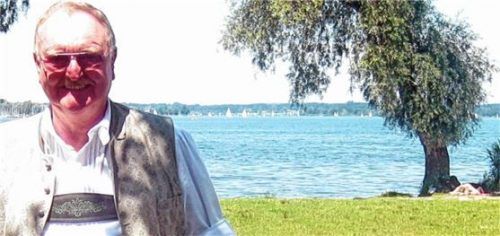 Franz Weideneder am Chiemsee-Ufer. Foto  Hötzelssperger