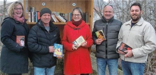 Freuen sich über das neue Bücherregal in Frauendorf: (von links) Claudia Heinrich, Heinz Worschech, Anette Lehmann, Dieter Spyra und Markus Huber. Foto  Lehmann