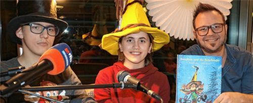 Friedlich vereint präsentieren sich der Mauermüller (Philipp-Manuel Riedel), Pumphutt (Julia Prokopski) und der Erzähler (Leopold Wimmer) nach der siebten Otfried-Preußler-Gedächtnislesung in der Heilpädagogischen Tagesstätte Aschau. Foto Rehberg