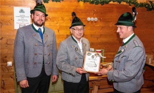 Für 50 Jahre Vereinstreue ehren Zweiter Vorsitzender Max Maurer und Erster Vorsitzender Martin Schober (rechts) Johann Graf (Mitte).Fotos Nitzsche