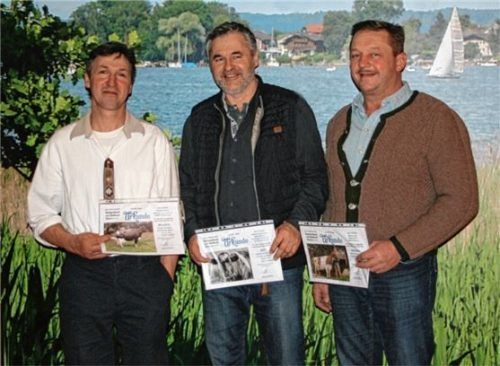 Für die 100000-Liter-Lebensleistung seiner Kühe gab es eine Urkunde. Der Betrieb von Thomas Müller (links), hier mit Martin Niedermair und Martin Sigl vom Zuchtverband, hatte gleich drei Kühe mit dieser Leistung.Foto re