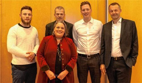 Für dieses Bild hat Brigitte Stöcker von der Firma Meirandres nicht nur ihren Geschäftsführer Norman Eckstein (ganz rechts), sondern auch ihre Monteure um sich versammelt: Johannes Reichelt, Wolfgang Gallinger und Matthias Brandner (von links) seien diejenigen, denen vor allem der Erfolg der Ausbildung im Betrieb zu verdanken sei.