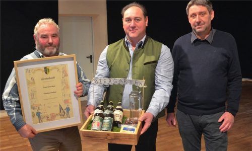 Für seine Leistungen wurde Franz Xaver Maier (links) zum Ehrenkommandanten ernannt. Zweiter Vorsitzender Michael Kirschner und Vorsitzender Christian Obinger (von links) überreichten die Urkunde und ein Geschenk. Foto Niessen