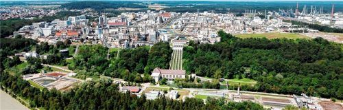 Ganz aktuell hat Wacker Chemie angekündigt, 1000 Arbeitsplätze abzubauen. Auch das Stammwerk in Burghausen ist betroffen. Foto Wacker Chemie AG.