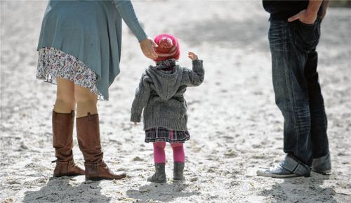 Ganz normal, so wie es aussieht: Wie diese Familie auch, möchten Nadine B., ihr Partner und ihre Tochter ein ganz alltägliches Leben führen. Foto Archiv dpa