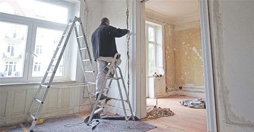 Ganz schön anstrengend: Maler- und Renovierungsarbeiten sind nicht die reine Freude…Foto dpa/Heimken