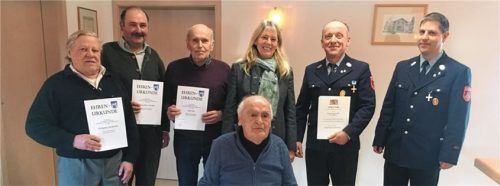 Geehrt wurden (von links) Wolfgang Hantschel, Sebastian Linhuber, Karl Perl. Es gratulierten Bürgermeisterin Doris Laban, Vorsitzender Franz Grießl und Kommandant Georg Sommer, Konrad Gmeiner (vorne sitzend).Foto re