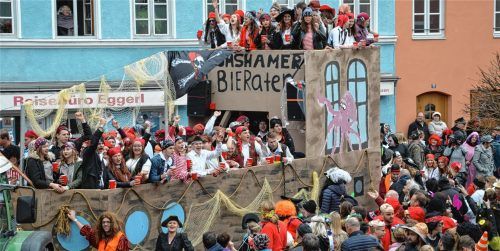 Faschingsnarren dicht gedrängt auf dem Umzugswagen und am Straßenrand: Derartige Bilder wie im Februar in Wasserburg wird es in der kommenden Faschingssaison wohl nicht geben. Foto Klemm
