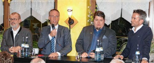 Gemeinsamkeiten beim Tierheim, aber auch deutliche Unterschiede beim ÖPNV oder beim Rathaus-Neubau zeigte die Podiumsdiskussion in St. Erasmus auf, der sich die vier Bürgermeister-Kandidaten stellten (von links): Richard Fischer (SPD), Robert Pötzsch (UWG), Valentin Clemente (FDP) und Wolfgang Nadvornik (CSU).Foto  Bachmaier