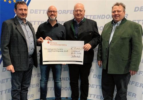 Georg Dettendorfer (Geschäftsführer), Thomas Rinnhofer (Prokurist) Johann Dettendorfer senior (Geschäftsführer) und Johannes Dettendorfer (Geschäftsführer) von links, bei der Spendenübergabe.Foto Steffenhagen