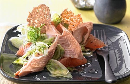 Geräucherte Forelle trifft auf fruchtigem Salat.Foto Fischinformationszentrum